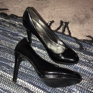 i’m selling these black heels